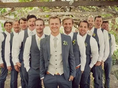 結(jié)婚西裝應(yīng)該按婚禮風(fēng)格來(lái)選擇